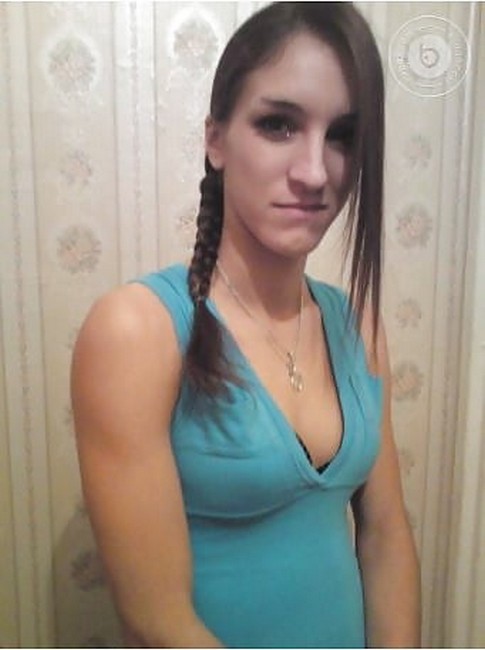 chaude salope aux yeux bleues se fait defoncer